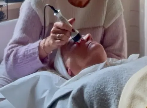 Bénéficiez d’un effet lifting instantané avec la radiofréquence visage. Ce soin non invasif raffermit la peau, lisse les rides et redéfinit les contours du visage.