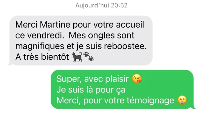 Résultat d'une retouche au vernis semi-permanent réalisée avec des produits naturels pour des ongles impeccables, durables et renforcés.