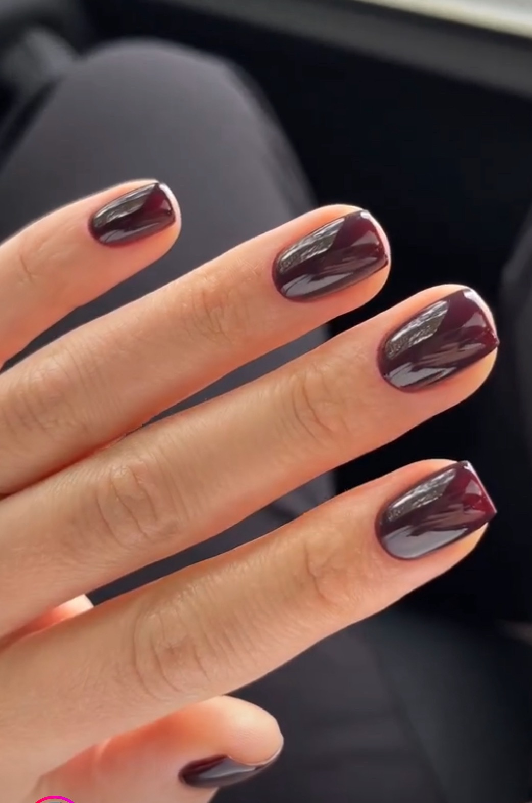 Témoignage après une pose d’ongles semi-permanents : manucure élégante, naturelle et longue tenue.